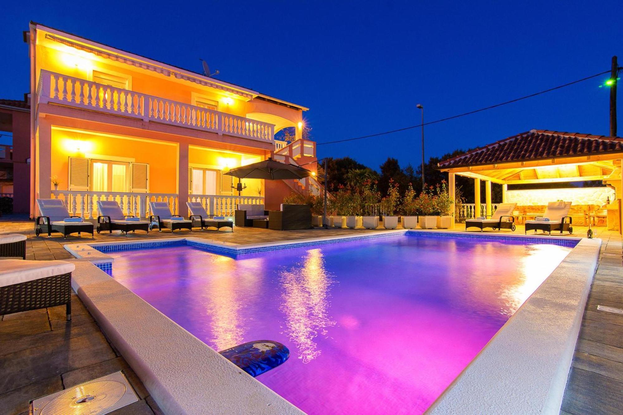 Family Friendly Pool House Ana - Happy Rentals ビビニェ エクステリア 写真